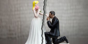 Hochzeitstortenfiguren getrennt