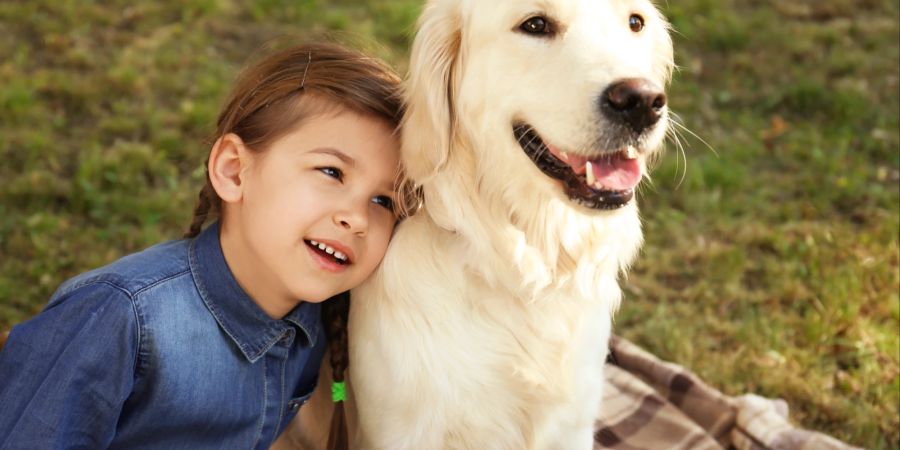 Mädchen mit Hund