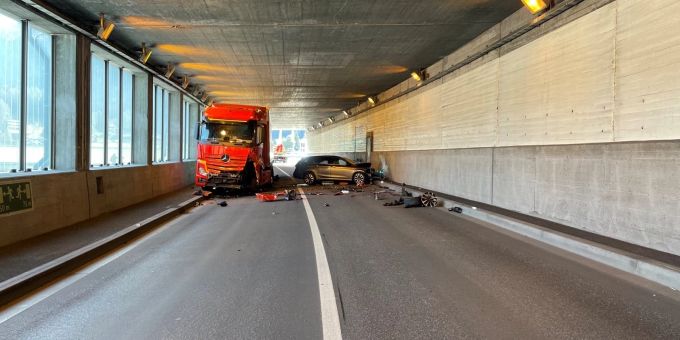 Heftige Kollision zwischen einem Auto und einem Sattelmotorfahrzeug in Davos. Kollision in Davos.