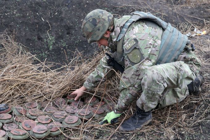 Ein Soldat der Kampfmittelabwehr (Explosive Ordnance Disposal, EOD) bei der Arbeit. -/Ukrinform/dpa Ukraine-Krieg - Region Charkiw