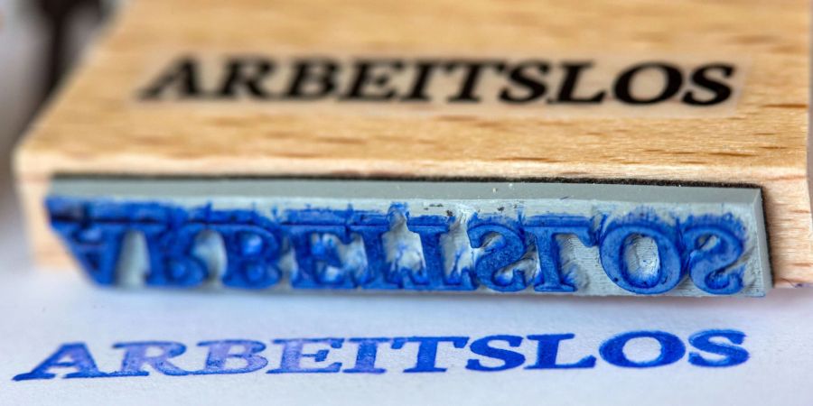 Ein Stempel mit der Aufschrift «Arbeitslos»: Regional stellt sich die Arbeitsmarktlage sehr unterschiedlich dar.