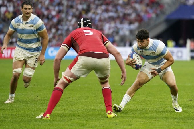 Der Argentinier Lautaro Bazan Velez (r) mit dem Waliser Adam Beard im Viertelfinal der Rugby-WM. Rugby-WM