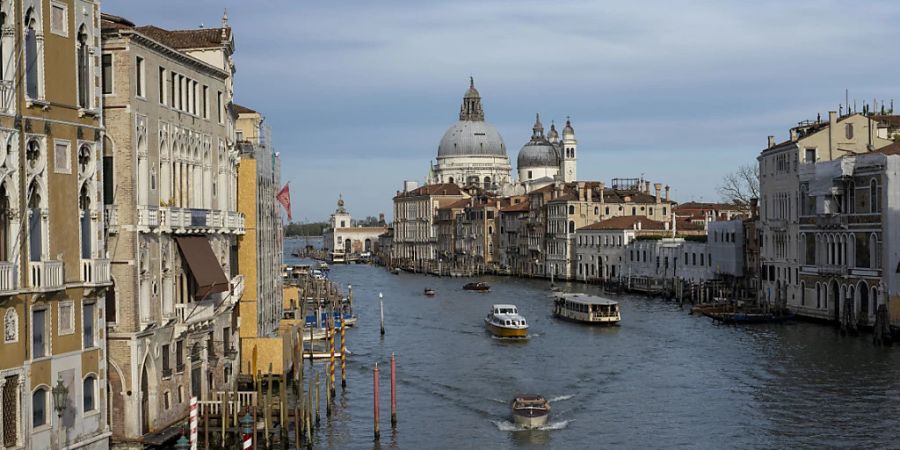 Blick auf den Canale Grande: Die Insolvenz der Signa Holding von René Benko gefährdet das Hotel Bauer in Venedig. (Archivbild)