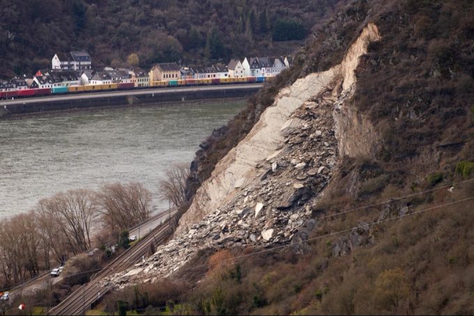 Erdrutsche sind oft schwer vorherzusagen. (Symbolbild) erdrutsch