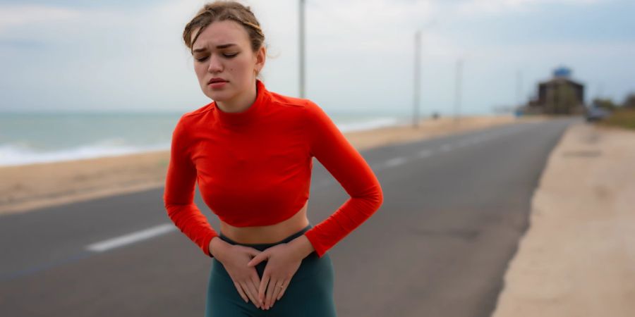 frau sportkleidung blasenschmerzen