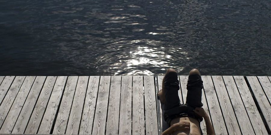 Zweitwärmster Oktober seit Messbeginn: Ein Mann geniesst am 18. Oktober die Sonne am See in Genf. (Archivbild)