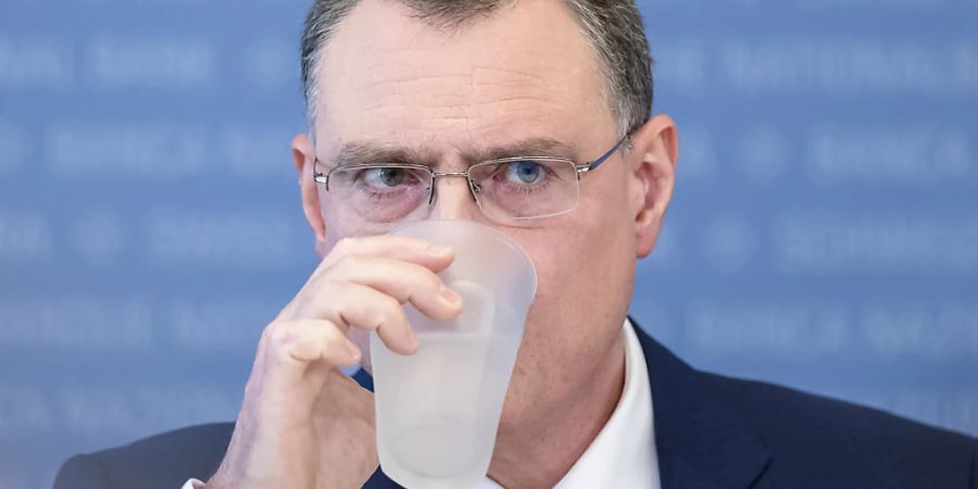 Erst einmal einen tiefen Schluck: Der Gewinn der Schweizerischen Nationalbank (SNB) - im Bild Präsident Thomas Jordan - schrumpft immer weiter. (Archivbild)
