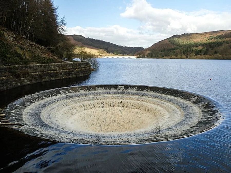 Einer der Trichter am Ladybower Reservoir in Aktion.