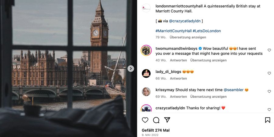 Blick aus einem Fenster auf den Big Ben, das House of Parliament und die Westminster Bridge.