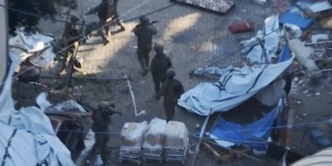 Israels Armee setzt ihren Einsatz im Schifa-Spital fort. (Archivbild) dpatopbilder - HANDOUT - Israelische Soldaten gehen in der Nähe des Schifa-Krankenhauses in Gaza-Stadt. Foto: Israel Defense Forces/IDF/AP/dpa - ACHTUNG: Nur zur redaktionellen Verwendung und nur mit vollständiger Nennung des vorstehenden Credits