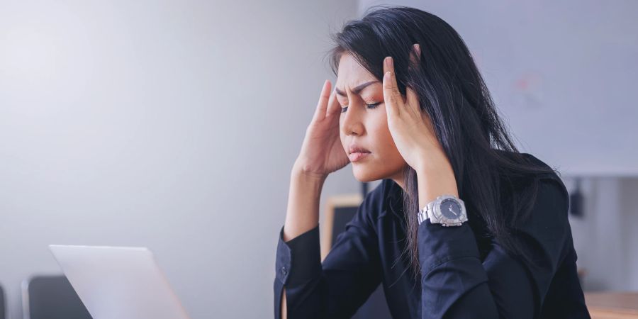 Emotionale Frau am  Arbeitsplatz.