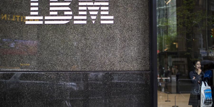 Der Computer-Riese IBM stoppt alle Werbung bei Elon Musks Online-Plattform X (ehemals Twitter), nachdem seine Anzeigen neben Nazi-Beiträgen entdeckt wurden. IBM dulde keine Hassrede und untersuche die «absolut inakzeptable Situation». (Archivbild)