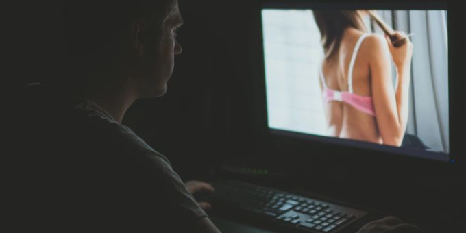 Soll man in Beziehungen offen über Pornos reden? Mann schaut Porno