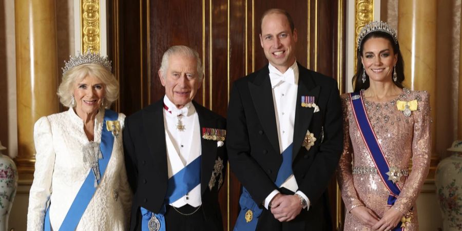 King Charles, Sohnemann William und dessen Gattinnen Camilla und Kate.