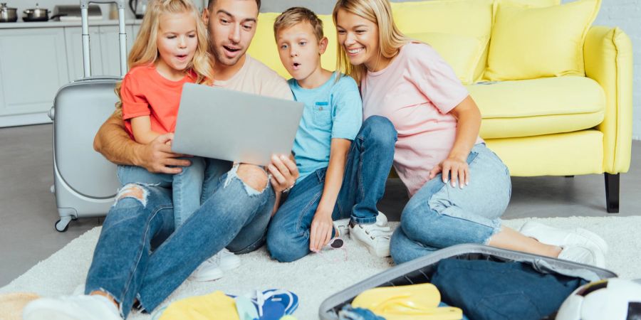 Familie Laptop strahlende Gesichter