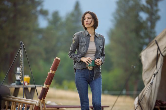 Kelsey Asbille verkörpert im Western-Drama Monica Long Dutton. xx