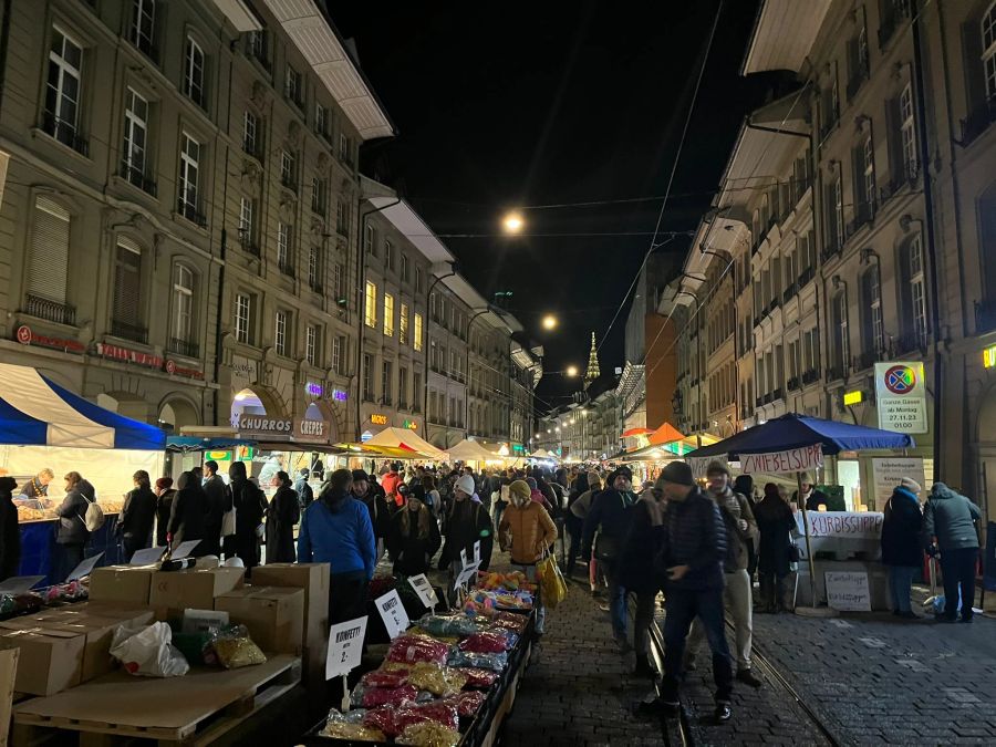 Bereits um sechs Uhr morgens sind die Strassen in der Berner Altstadt vollgepackt.