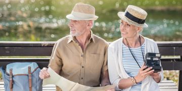 altes paar auf bank, touristen