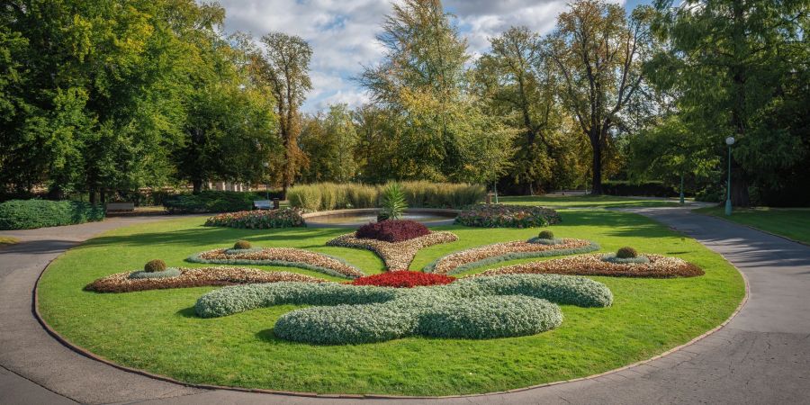 Symetrisch angelegter Parkgarten in Prag.