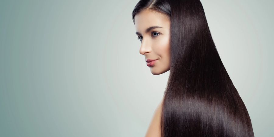 Frau mit sehr langen glänzenden braunen haaren.