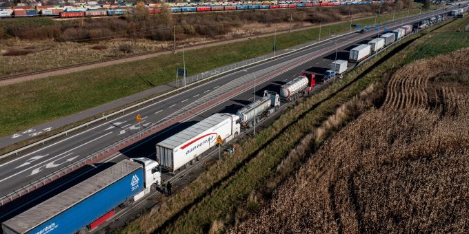 Lastwagen auf dem Weg in die Ukraine stehen vor dem Grenzübergang bei Medyka im Stau (16.11.2023). LKW Ukraine Polen Grenze