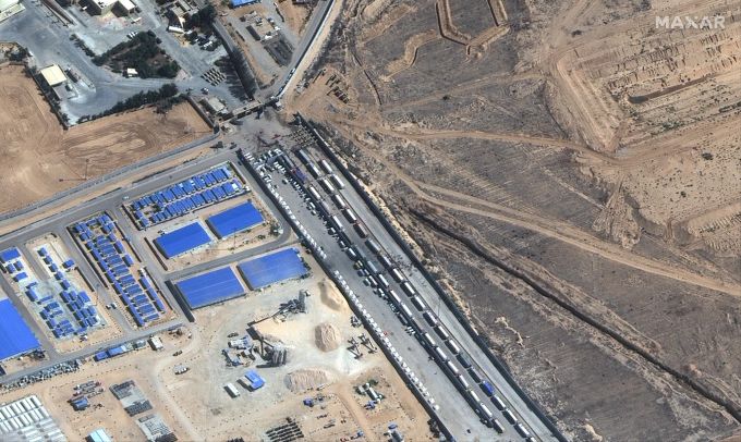 Hilfsgütertransporter warten gestern Freitag auf der ägyptischen Seite des Grenzübergangs Rafah zwischen Ägypten und dem Gazastreifen. Israel-Krieg