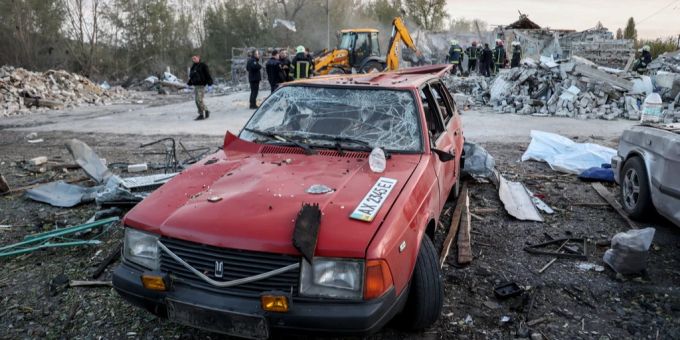 Bei dem Angriff sollen mindestens 51 Menschen ums Leben gekommen sein. Hrosa Angriff Ukraine Russland