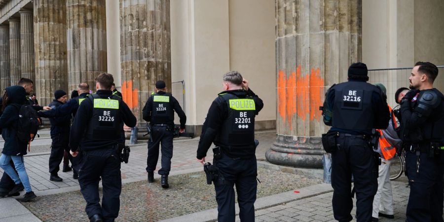 Erneut ist das Brandenburger Tor mit Farbe beschmiert worden.