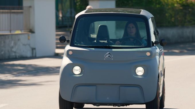 Das Fahrerlebnis in den Micro-Autos ist auch für die Ex-Rennfahrerin etwas Neues. Citroen Ami