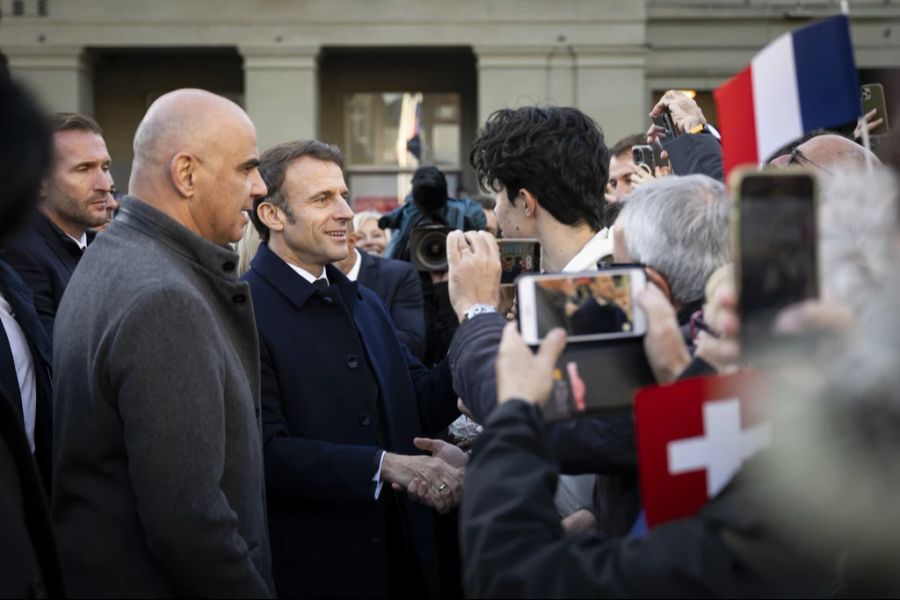 Nach dem Abschreiten der militärischen Ehrengarde nahm sich Macron Zeit für die Begegnung mit Leuten am Bundesplatz.