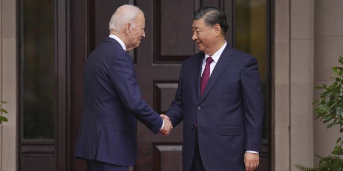 US-Präsident Joe Biden und Chinas Staatschef Xi Jinping begrüssen sich mit einem Handschlag. Joe Biden und Xi Jinping