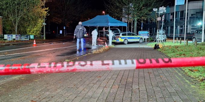 Polizisten untersuchen den Tatort. Axt-Angriff Polizeiermittlungen Oldenburg