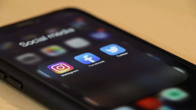Fast jede Person ist auf irgendeiner Social Media-Plattform präsent. Handy Social Media