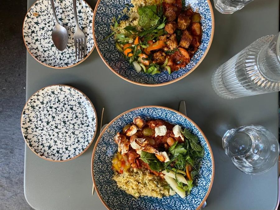 Auch Vegetarier und Veganer kommen auf ihre Kosten, dank diesem geschmacksvollen Bohneneintopf mit Bulgur.