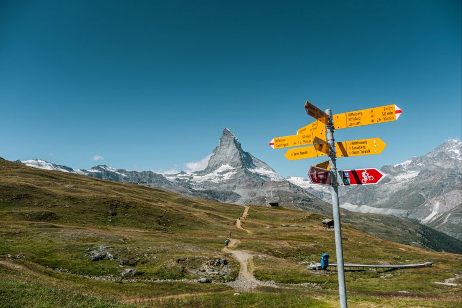 Auf dem «Mark Twain Weg» folgst du den Spuren des amerikanischen Schriftstellers und geniesst oberhalb der Baumgrenze auf sanften Bergwiesen den perfekten Ausblick auf das Matterhorn.