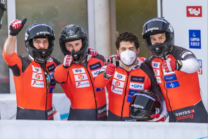 Adrian Fässler (ganz links) durfte in seiner letzten Saison als Anschieber im Bob von Simon Friedli (mit Maske) an den Olympischen Spielen teilnehmen. Adrian Fässler