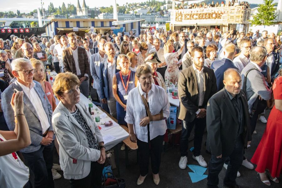 Bundesrätin Viola Amherd liess es sich trotz Ellenbogen-Fraktur nicht nehmen, an den 1. August-Feierlichkeiten in Luzern teilzunehmen.