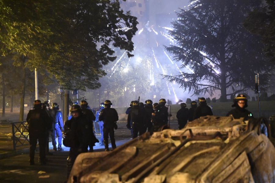 Zusammenstoss zwischen Bereitschaftspolizei und Demonstranten in Nanterre, in der Nähe von Paris, Frankreich, 29. Juni 2023.