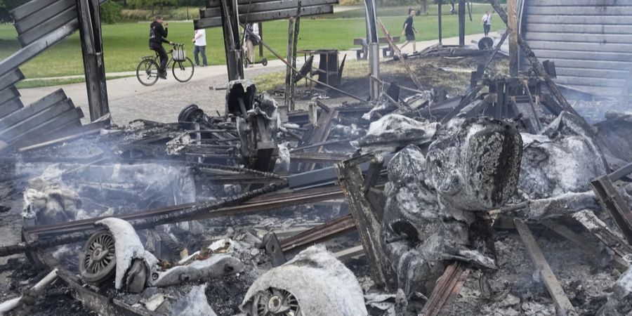 Verkohltes Karussell nach den Krawallen in Paris.