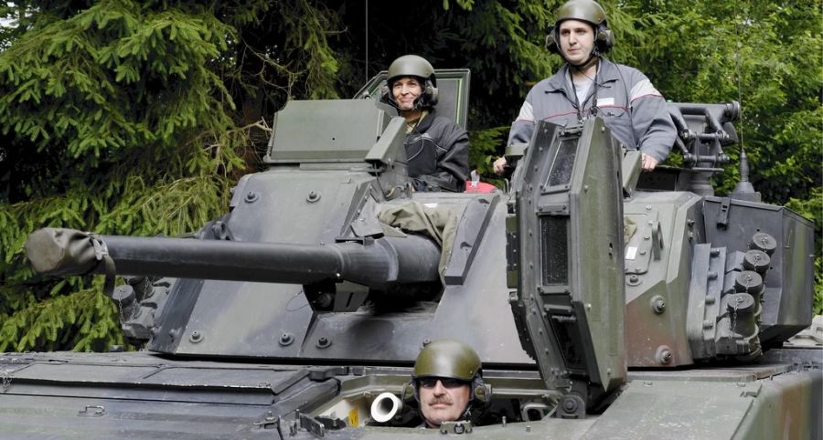 Bundesrätin Doris Leuthard, links, im Schützenpanzer in Hinwil ZH, anlässlich der Bundesratsreise am 4. Juli 2013.