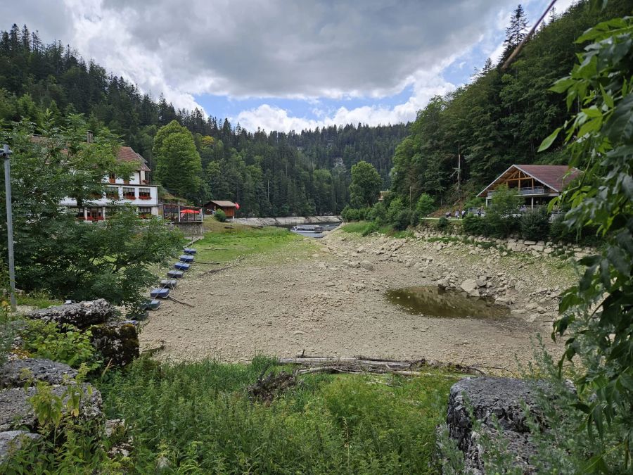 Auch der Bootswendeplatz am Lac des Brenets führt kein Wasser mehr.