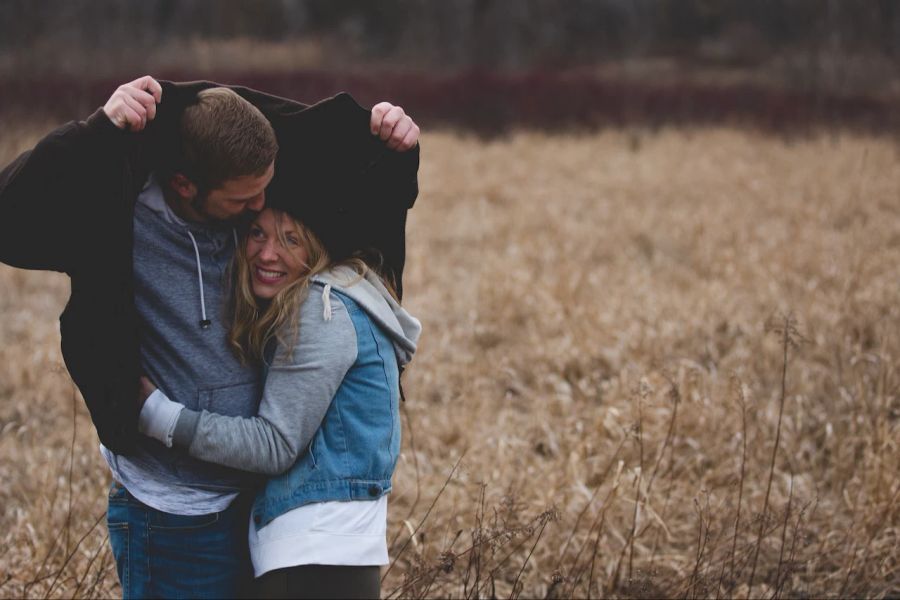 Menschen umarmen Beziehung Freundschaft