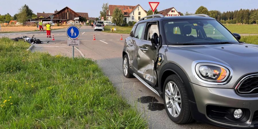 Der Autofahrer blieb unverletzt.