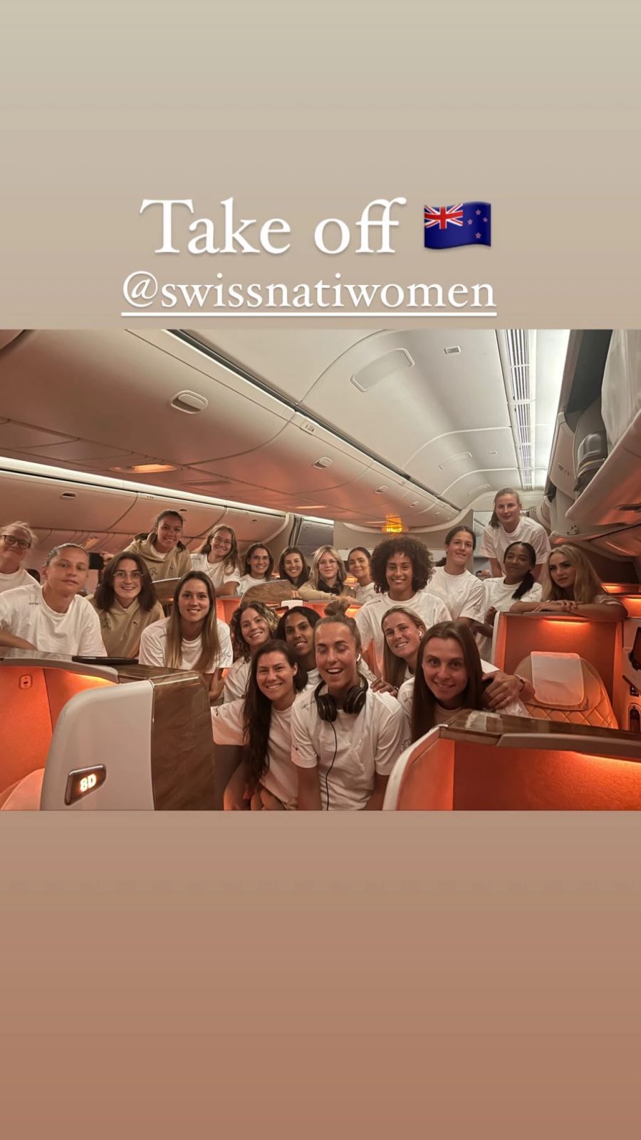 Die Schweizer Frauen-Nati grüsst auf der langen Reise nach Neuseeland aus dem Flugzeug.