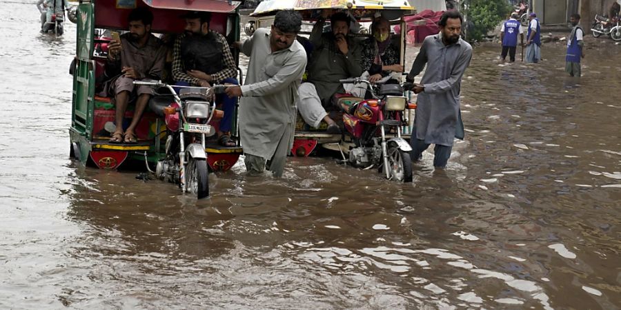 In der pakistanischen Provinz Punjab sind bei Gewitter und schweren Regenfällen mindestens elf Menschen ums Leben gekommen. Foto: K.M. Chaudary/AP/dpa