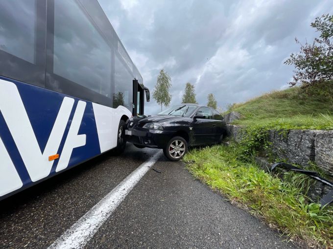 An den beiden Fahrzeugen entstand ein Sachschaden. Kollision in Zufikon