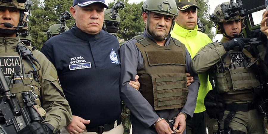 Kartellchef Dario Antonio Usuga alias Otoniel in Handschellen auf einem Militärflughafen in der kolumbianischen Hauptstadt Bogota vor seiner Auslieferung in die USA. (Archivbild)