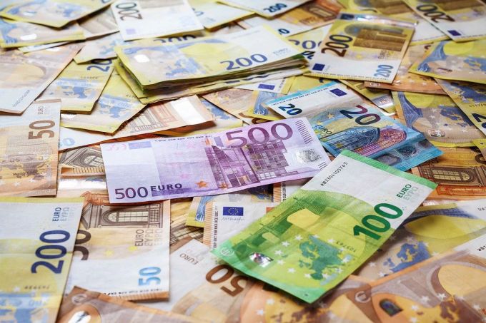 Der Wert des Euros sank auch, weil der US-Dollar deutlich stärker war. inflation euro dollar