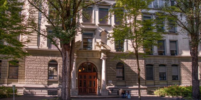 Die Fach- und Wirtschaftsmittelschule in der Stadt Luzern. Die Fach- und Wirtschaftsmittelschule in der Stadt Luzern.