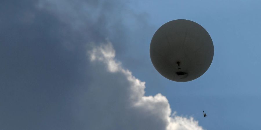 Ein Wetterballon mit einer Radiosonde steigt in den Himmel.